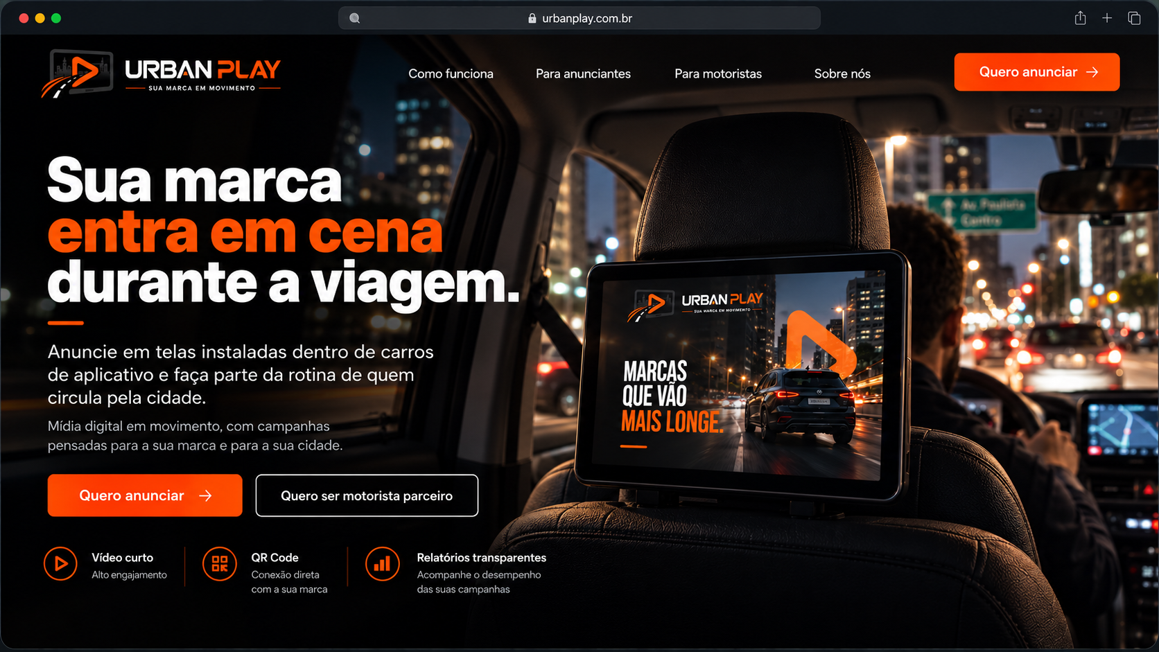 Interior de um carro à noite com tablet publicitário no encosto do banco, cidade iluminada e a mensagem Sua marca entra em cena durante a viagem